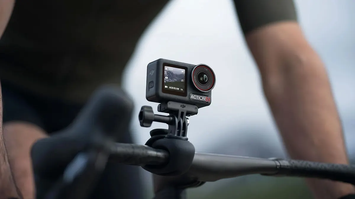 Die Action-Cam DJI Osmo Action 5 Pro ist auf einem Rennradlenker befestigt.