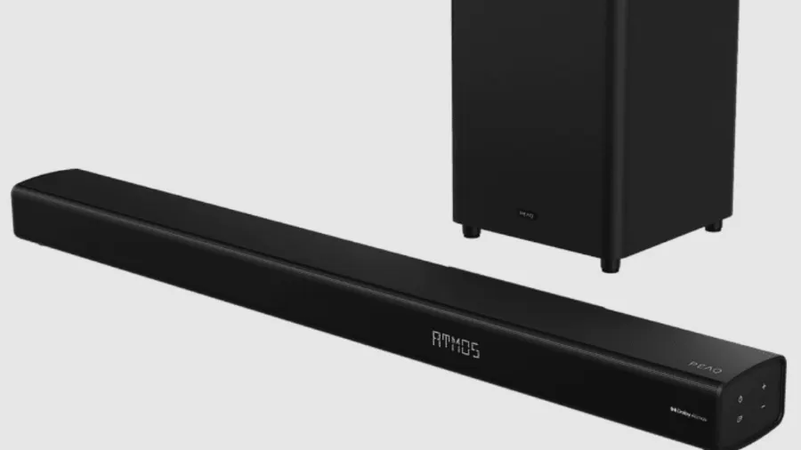Eine schwarze Soundbar liegt waagerecht vor einem schwarzen Subwoofer auf einem hellen Hintergrund. Auf der Soundbar steht "ATMOS".