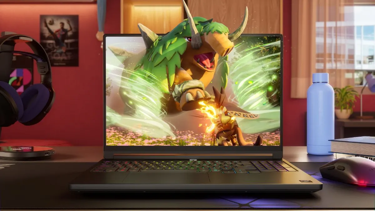 Das Lenovo Legion 5a steht neben Kopfhörern, einer Wasserflasche und einer Computermaus auf dem Schreibtisch.