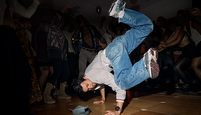 Ein Breakdancer bei der Vorführung seiner Kunststücke.