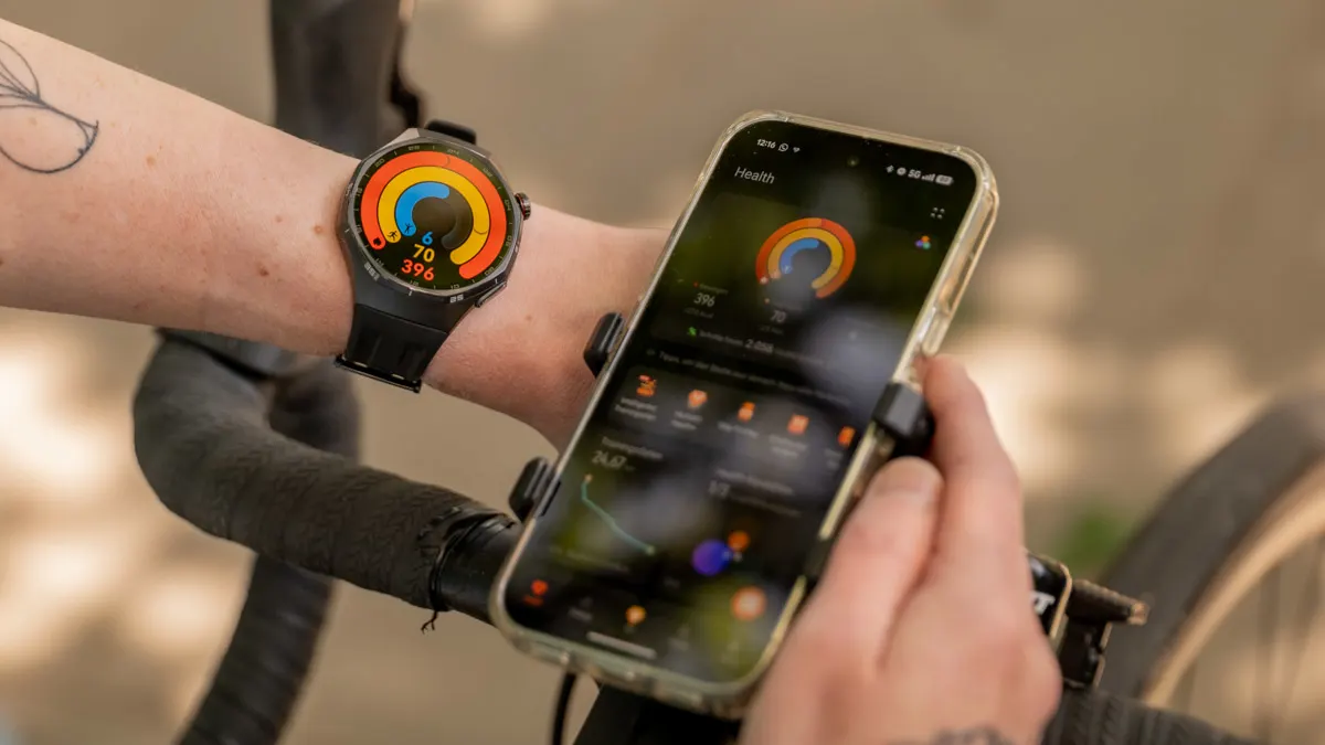 Franzi schaut sich die Bewegungsübersichten auf der Huawei Watch GT 6 Pro und in der Huawei-Health-App auf dem Smartphone an.