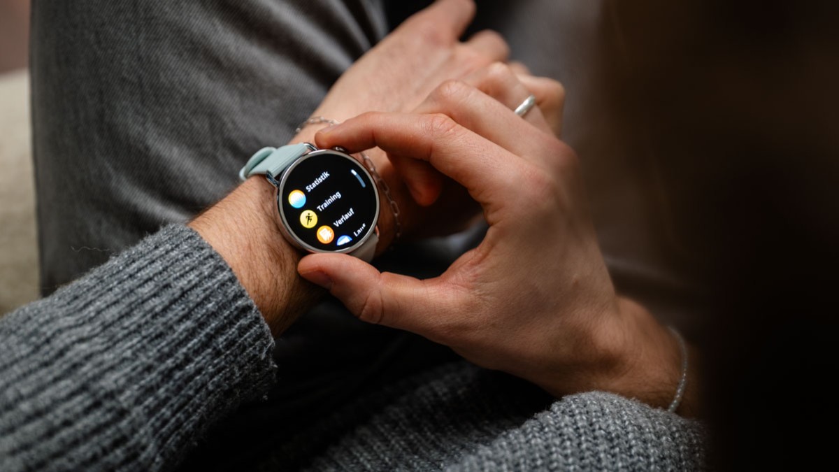 Niklas bedient die Xiaomi Watch S4 mit dem Finger.