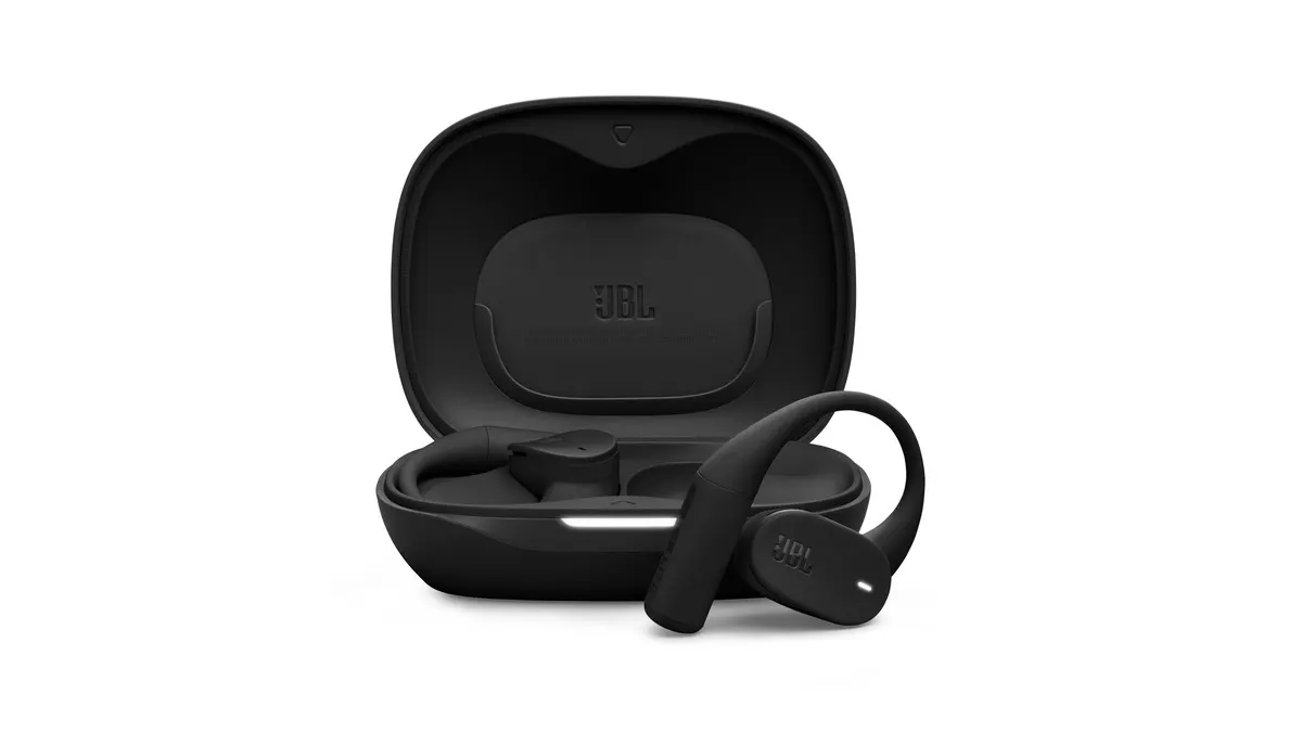 Die Open-Ear-Kopfhörer JBL Sense Lite mit Ladecase vor weißem Hintergrund.