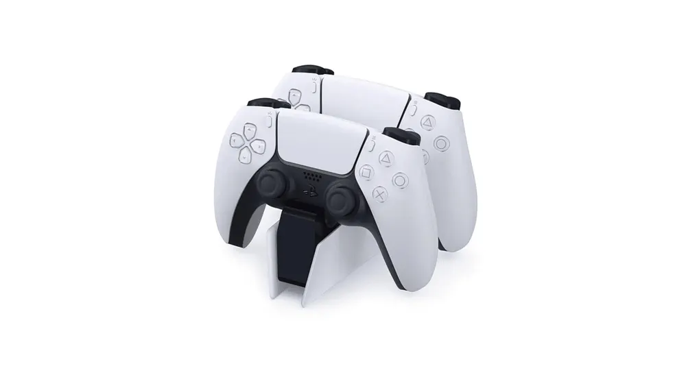 Zwei weiße PlayStation 5-Controller stehen auf einer schwarzen Ladestation vor einem weißen Hintergrund.