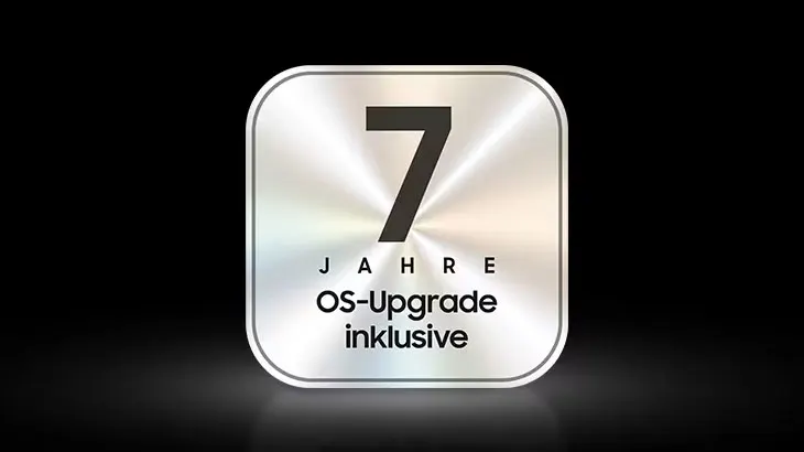 Das Bild zeigt ein quadratisches Logo auf einem schwarzen Hintergrund. In der Mitte steht die Zahl "7" in großen, auffälligen Ziffern, darüber befindet sich das Wort "JAHRE" und darunter der Text "OS-Upgrade inklusive" in einer kleineren Schrift. Der Logo-Hintergrund hat einen metallischen Glanz, der dem Design eine moderne und ansprechende Optik verleiht. Die gesamte Darstellung vermittelt den Eindruck von Langlebigkeit und Zuverlässigkeit im Zusammenhang mit Software-Updates.
