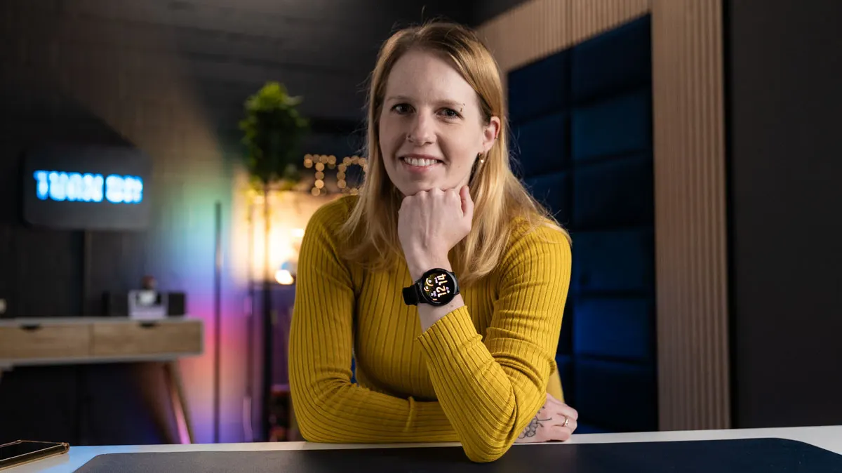 Franzi trägt die Garmin Venu 4 am linken Handgelenk und stützt ihren Kopf auf der Hand ab.