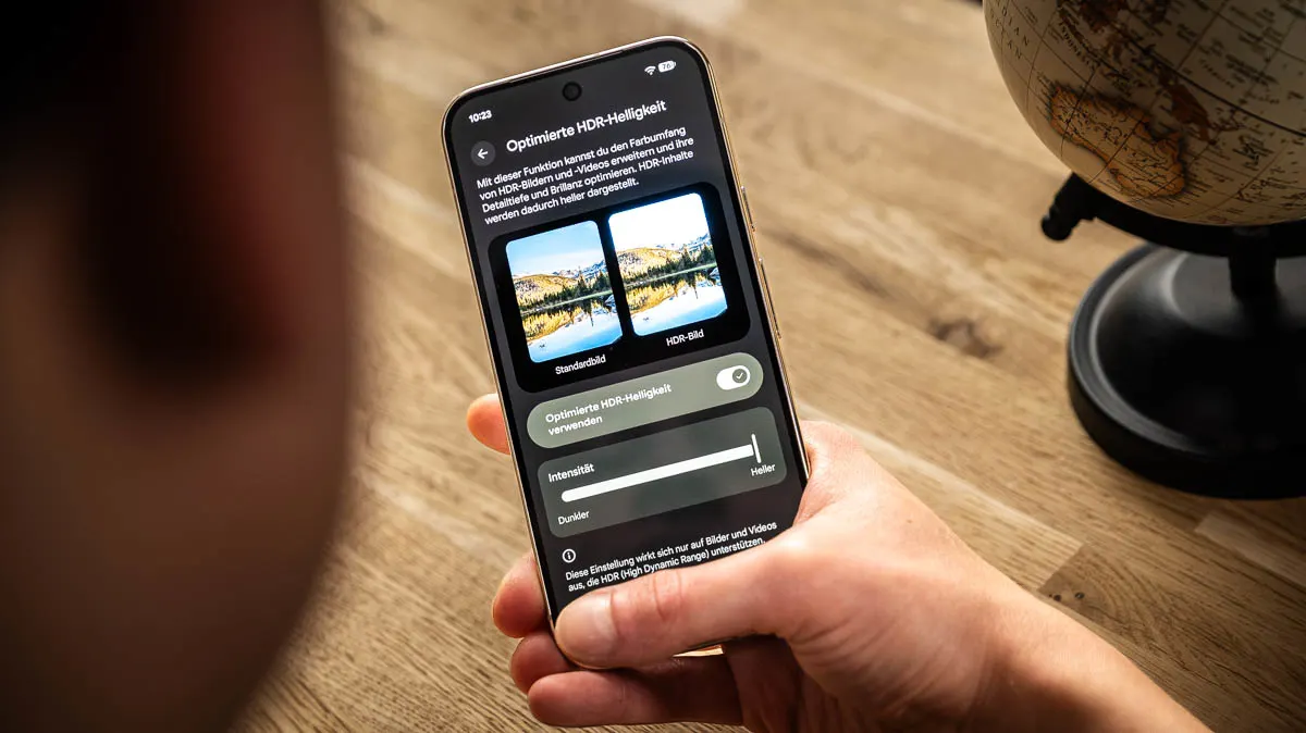 Alex hält das Google Pixel 11 Pro in der Hand. Auf dem Display sind die HDR-Helligkeitseinstellungen zu erkennen.