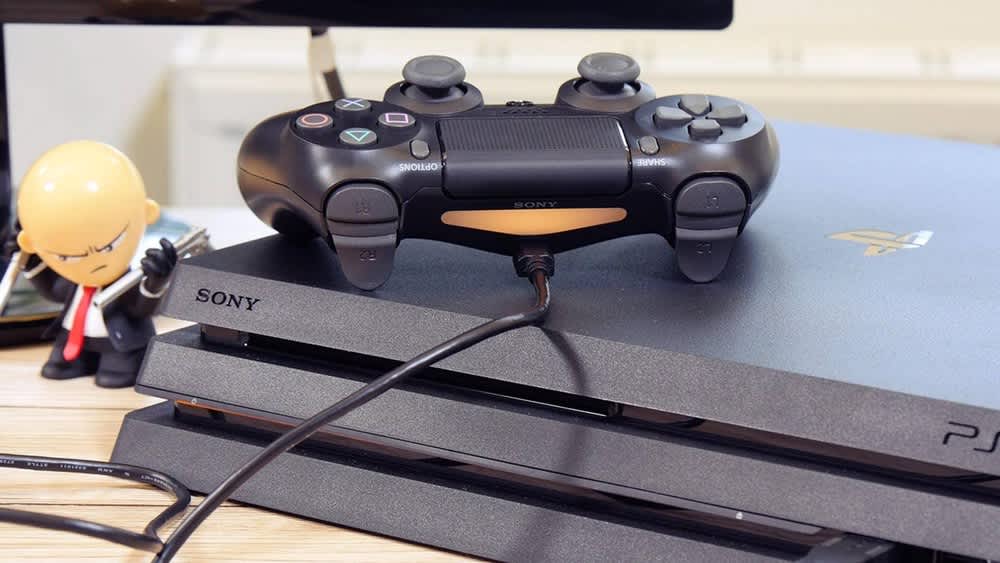 PS4-Controller liegt auf der PS4 Pro und lädt.