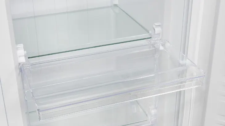 Im Kühlschrank befinden sich durchsichtige Glasböden. Die Wände sind weiß.
