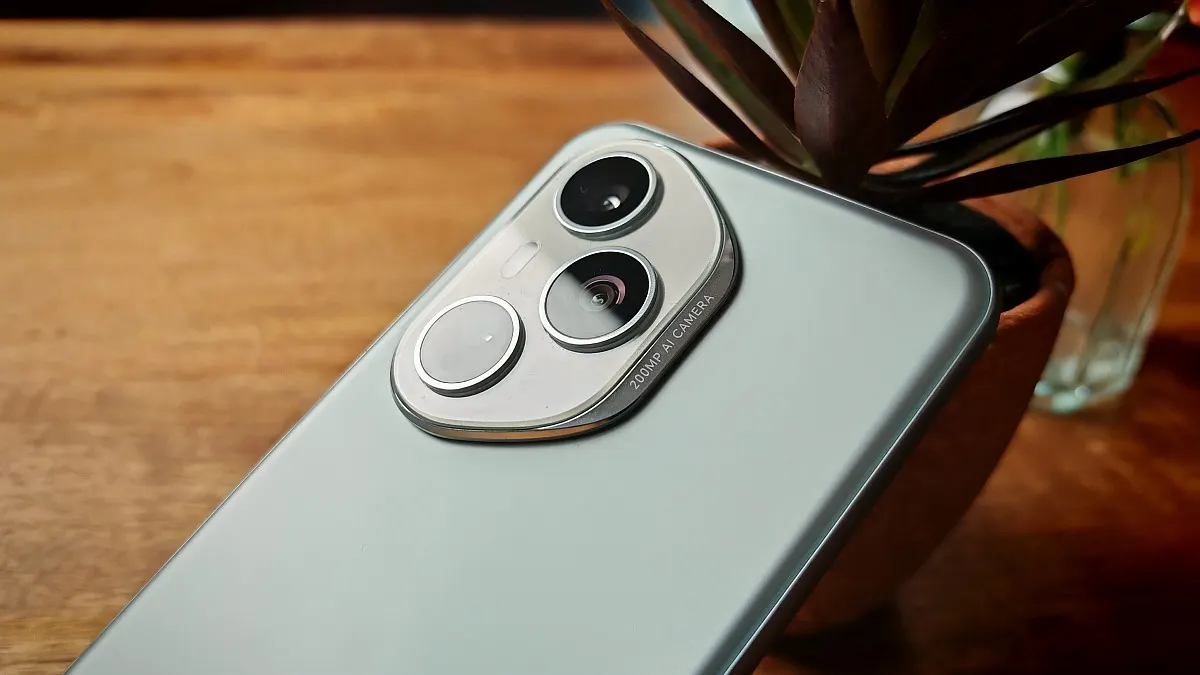 Das Kameramodul des Honor 400 Pro ragt aus der Rückseite heraus.