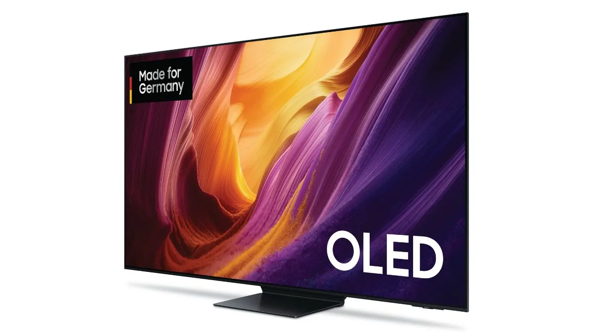 Der Fernseher Samsung S95H vor weißem Hintergrund.