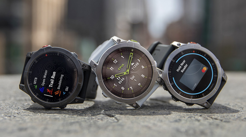 Drei Smartwatches liegen nebeinander auf dem Boden