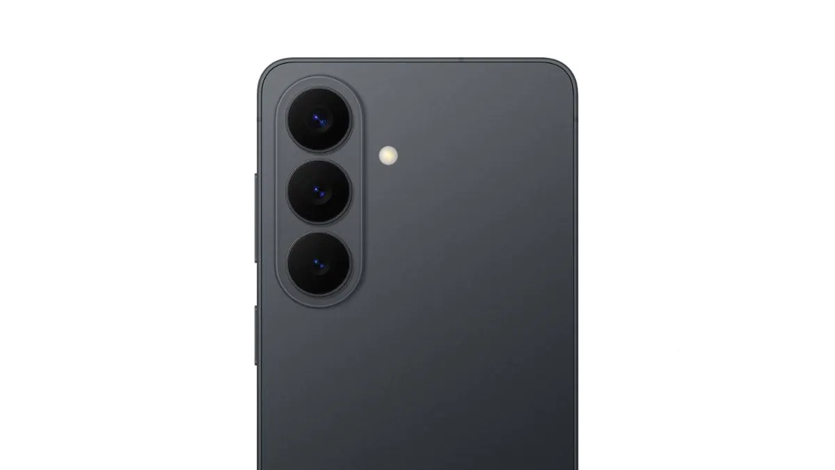 Die Rückseite des Samsung Galaxy S26 mit den Linsen der Triple-Kamera vor weißem Hintergrund.