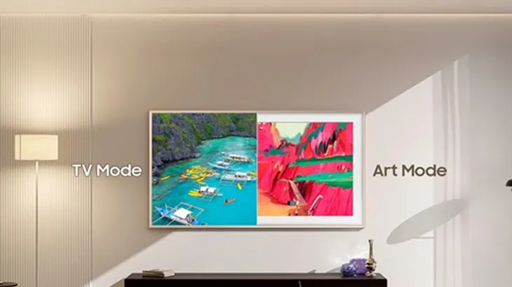 Es ist ein The Frame TV in einem Wohnzimmer zu sehen. Die linke Seite zeigt ihn im TV Mode und die rechte im Art Mode.