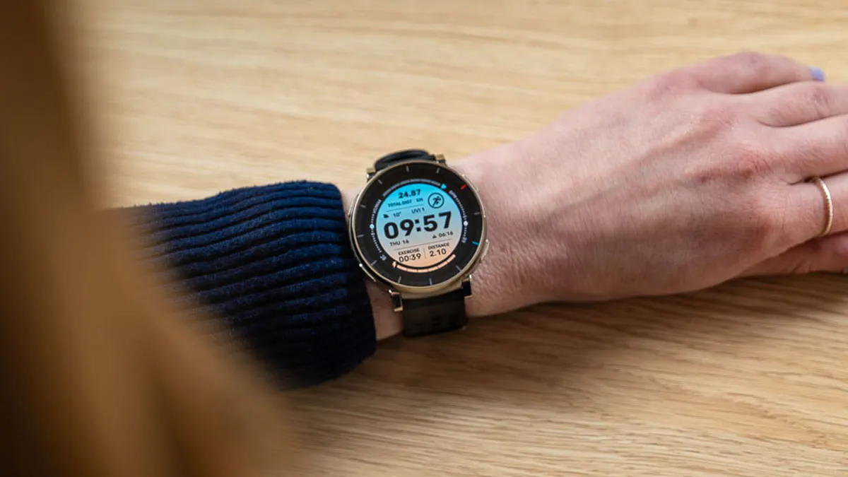 Die Amazfit Active 3 Premium mit aktiviertem Display an Franzis Handgelenk.