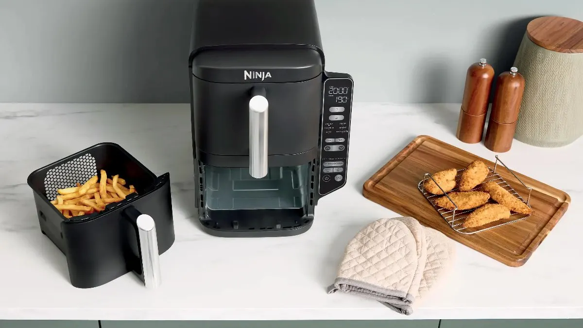 Die Heißluftfritteuse Ninja Double Stack steht auf einer Arbeitsplatte in der Küche.