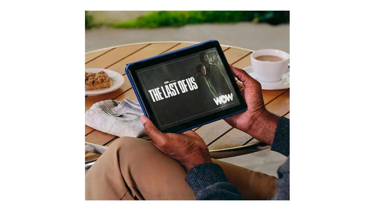 Eine Person streamt eine Fernsehserie auf einem Amazon Fire HD 10.