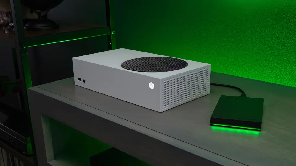 Seagate_Game_Drive_auf_Tisch_mit_Xbox