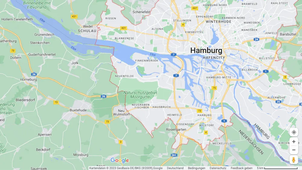 Karte von Hamburg und Umgebung mit Straßen, Flüssen und grünen Flächen. Die Elbe fließt durch die Stadt.