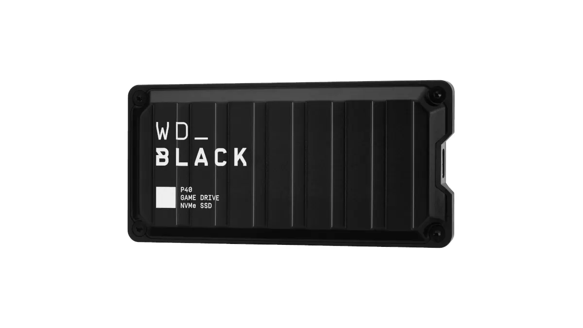 Eine schwarze WD_BLACK P40 Game Drive NVMe SSD liegt auf einem weißen Hintergrund.