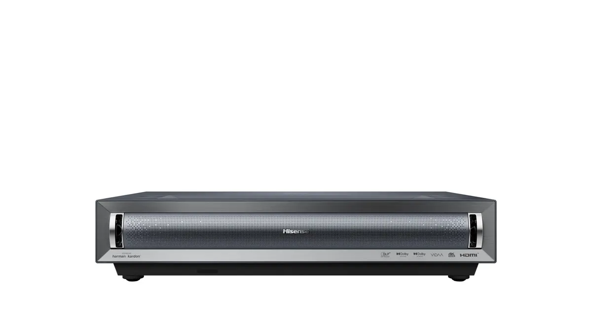Der Ultrakurzdistanz-Beamer: Hisense PX3-Pro vor einem weißen Hintergrund.