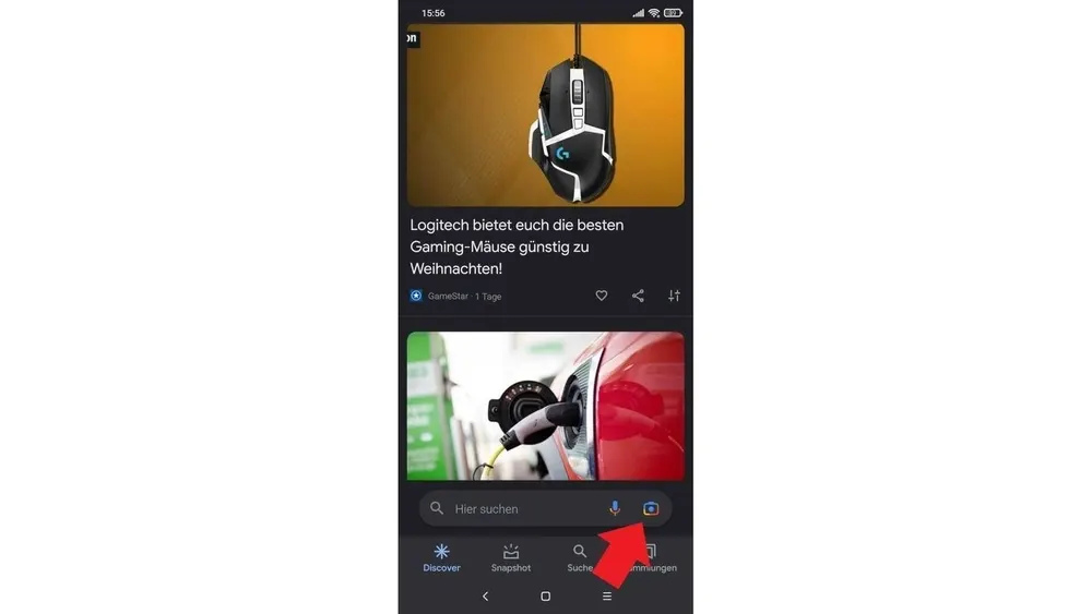 Ein Smartphone-Bildschirm zeigt Google Discover mit einer Gaming-Maus-Anzeige und einem roten Auto, das aufgeladen wird. Unten sind Suchleiste und Navigationssymbole sichtbar.