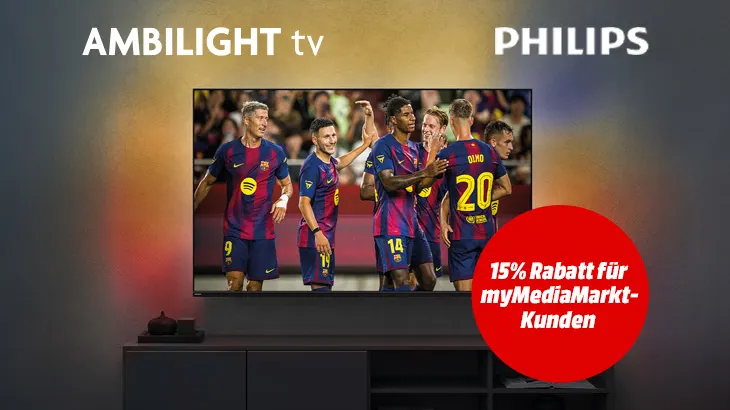 Auf einem Philips Ambilight TV ist das Fußballteam des FC Barcelona zu sehen. Auf einem roten Kreis steht "15% Rabatt für myMediaMarkt-Kunden".