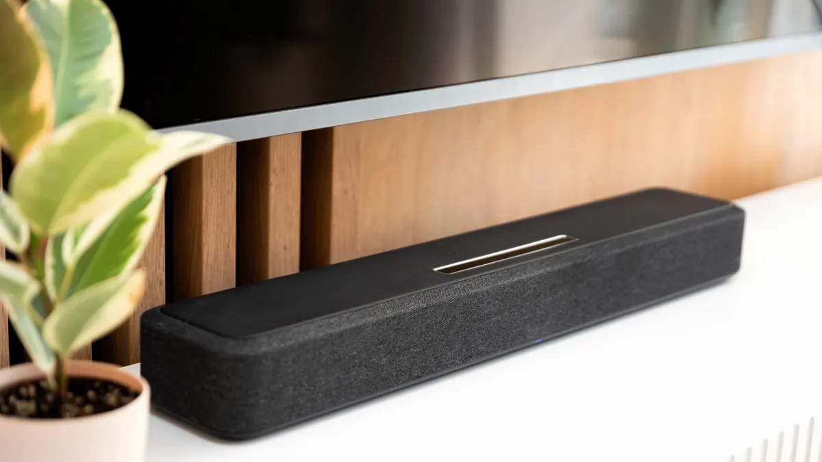 Soundbar auf Sideboard unter TV