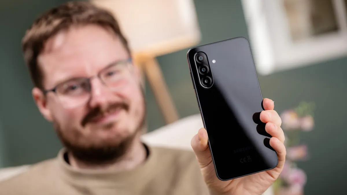 Michael präsentiert die Rückseite des schwarzen Smartphones Samsung Galaxy A26 5G.