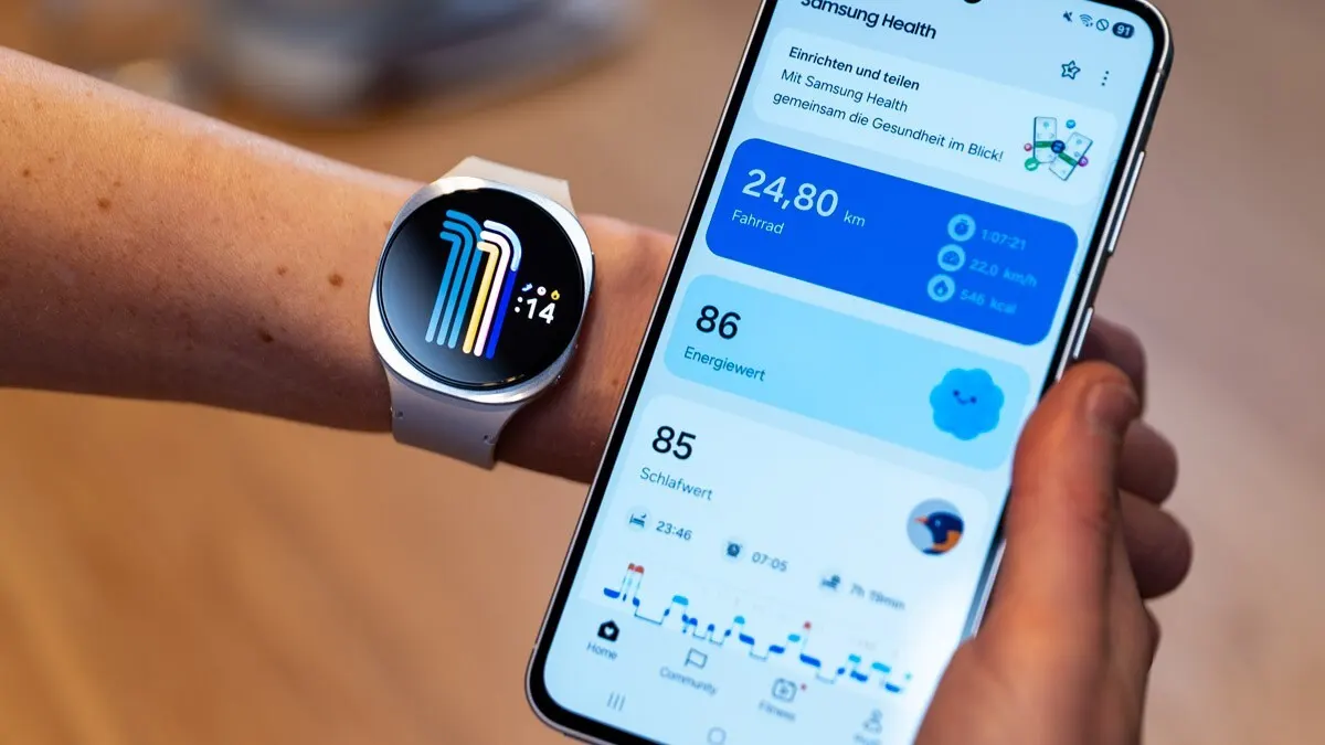 Franzi hält die Samsung-Health-App auf dem Smartphone neben die Samsung Galaxy Watch8.