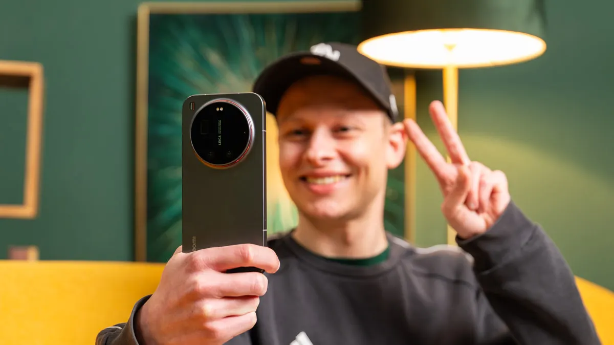 Alex macht ein Selfie mit dem Smartphone Xiaomi 17 Ultra.