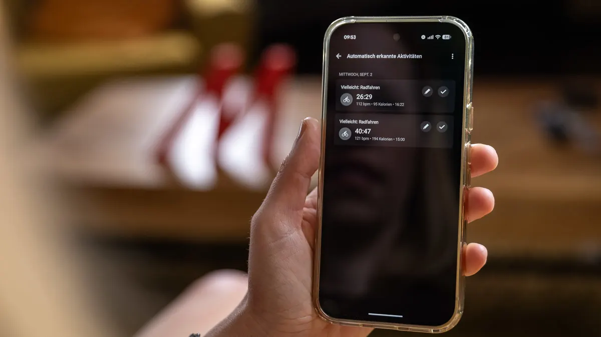 Franzis Hand hält ihr Smartphone, das zwei automatisch erkannte Aktivitäten in der Connect-App zeigt.