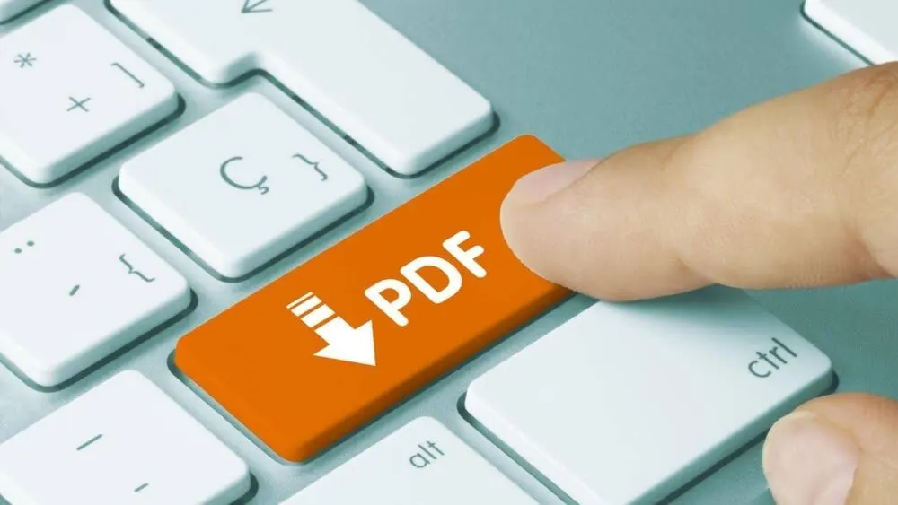 Nahaufnahme einer Tastatur, ein Finger drückt eine orangefarbene Taste mit dem Text "PDF" und einem Download-Pfeil.