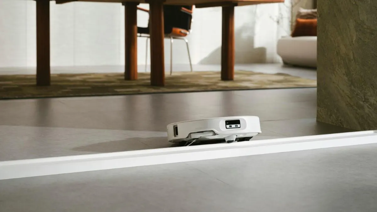 Der Saugroboter Roborock Qrevo Curv 2 ProX fährt über eine erhöhte Türschwelle.