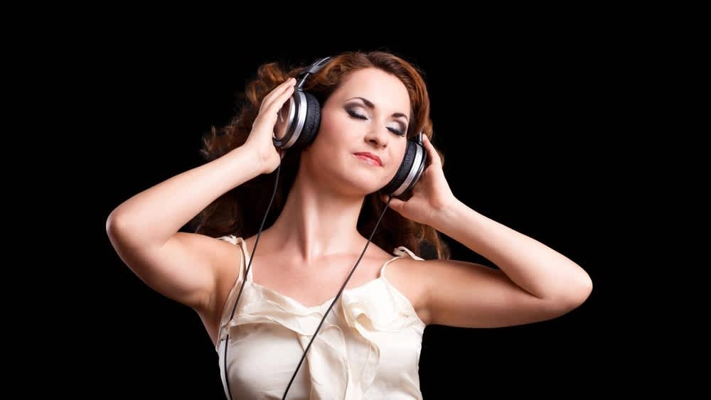 Eine Frau mit Kopfhörern hört Musik.