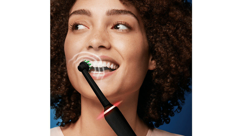 Eine junge Frau putzt sich mit der Oral-B Pro 3 die Zähne.