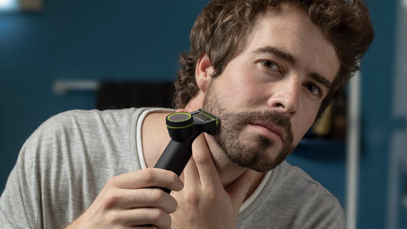 Ein Mann beim rasieren