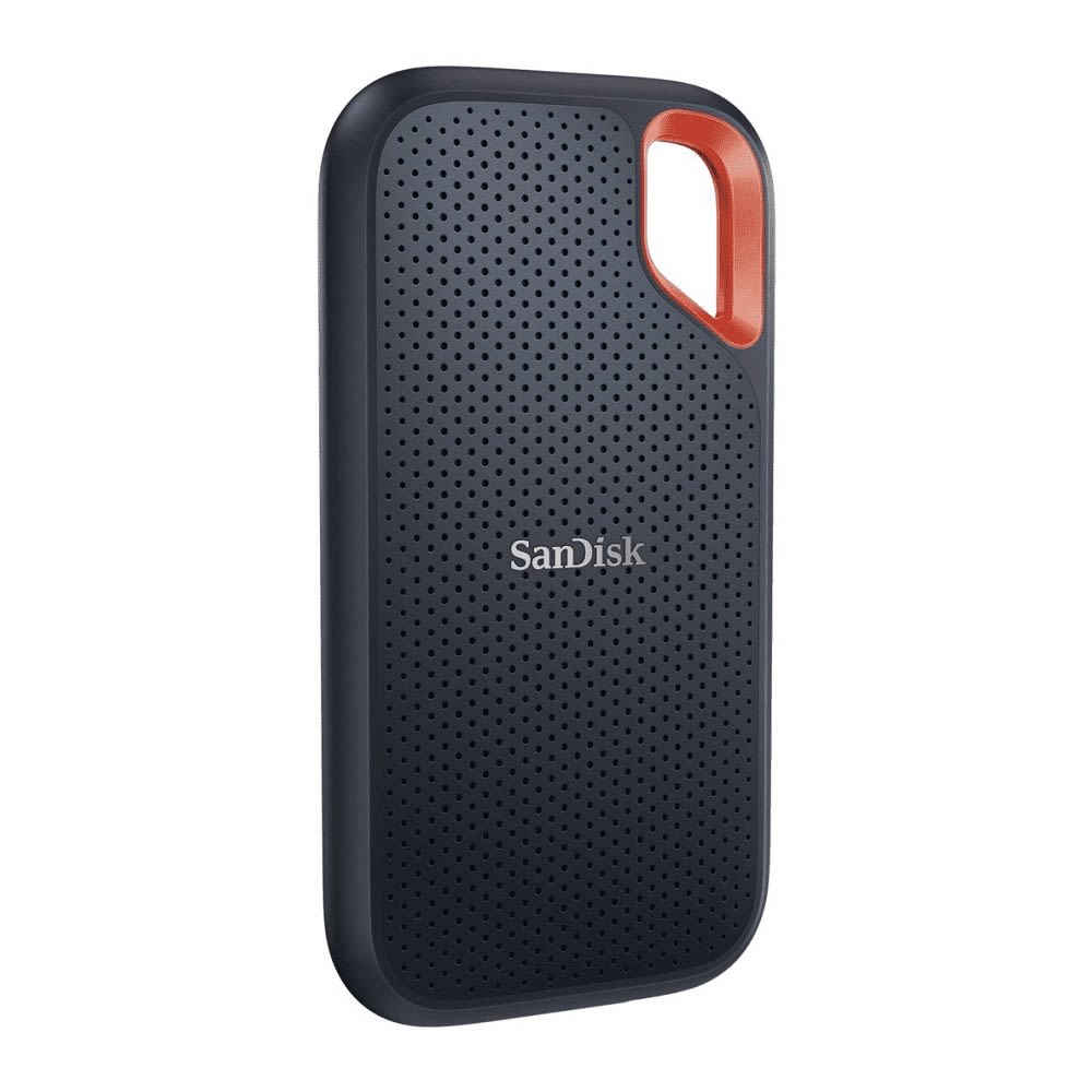 leicht schraeg von vorne abgebildete SANDISK Extreme Portable V2 Speicher 2 TB SSD in der Farbe Grau/Orange