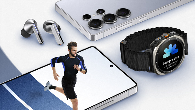 Auf weißem Grund liegen ein Smartphone, Kopfhörer, eine Smartwatch und ein weiteres Smartphone mit einem Mann darauf.