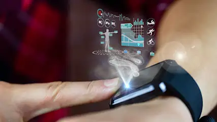 Eine Smartwatch am Handgelenk zeigt Gesundheitsdaten und Aktivitäts-Tracking mit Diagrammen und Symbolen.