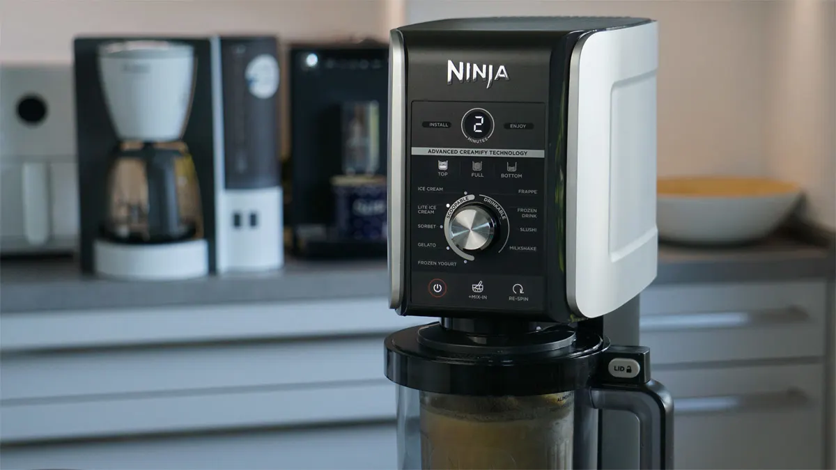 Die Ninja Creami Deluxe zeigt eine Programmdauer von 2 Minuten im Display an.