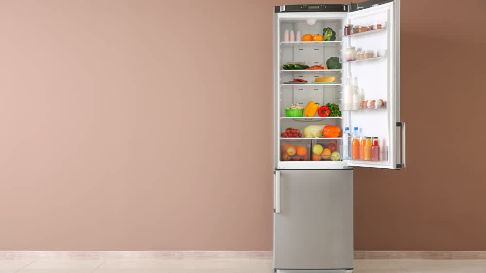 Kühlschrank geöffnet mit Lebensmitteln