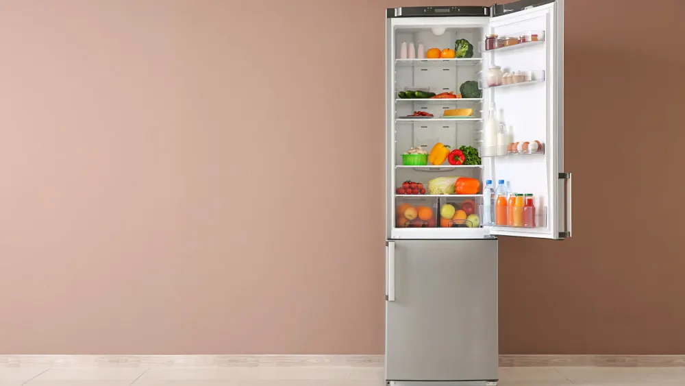 Kuehlschrank_geoeffnet_mit_Lebensmitteln