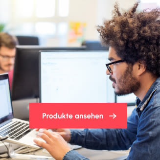 Mitarbeiter arbeitet konzentriert am Laptop in einem modernen Büro; im Vordergrund ein Button mit der Aufschrift „Produkte ansehen“