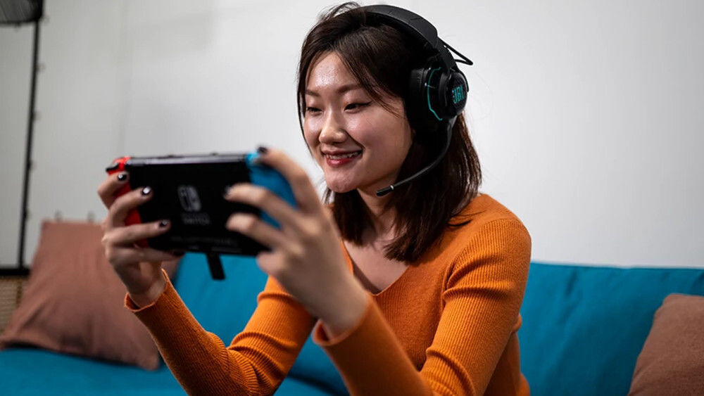 Gaming-Headset JBL Quantum 910 Wireless Frau spielt Switch