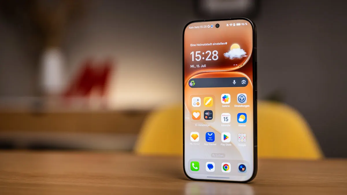Das Smartphone Honor 600 Pro steht mit aktiviertem Display auf einem Tisch.