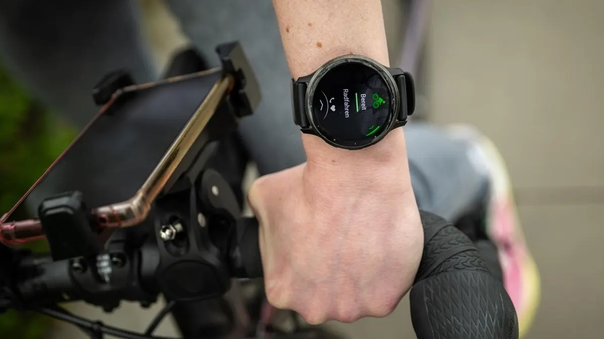Franzi trägt die Garmin Venu 3 und will mit dem Rennrad losfahren.