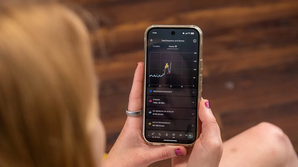 Franzi schaut sich ihren Herzfrequenzverlauf in der Oura-App auf dem Google Pixel 10 an.