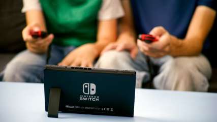 Zwei Personen nutzen mit Joy-Cons den Tisch-Modus der Nintendo Switch.