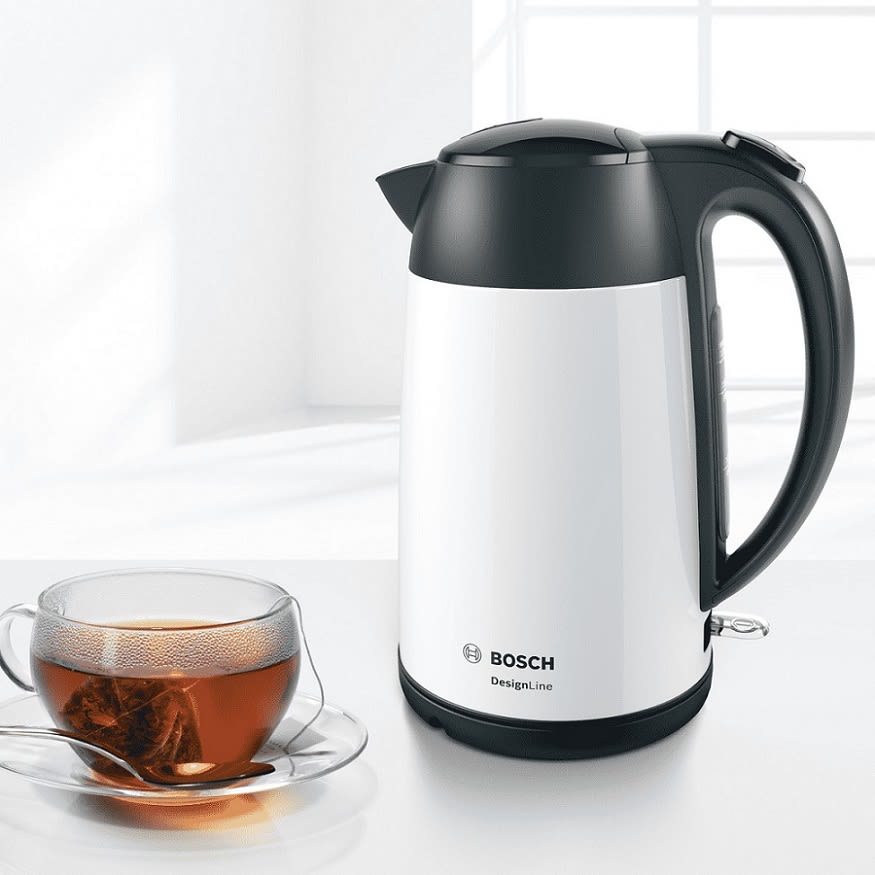 BOSCH TWK3P421 Wasserkocher in Weiß steht neben einer fertigen Tasse Tee
